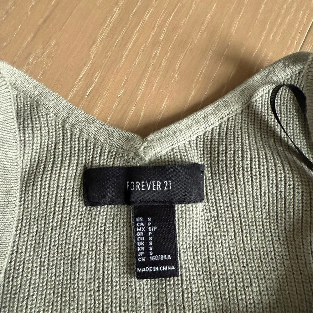 Sage green Ribbed Knit cropped tank - Picture 2 of 2